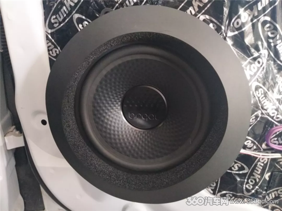 吉利缤瑞改装brqal音响 旅途就该有美妙歌声相伴