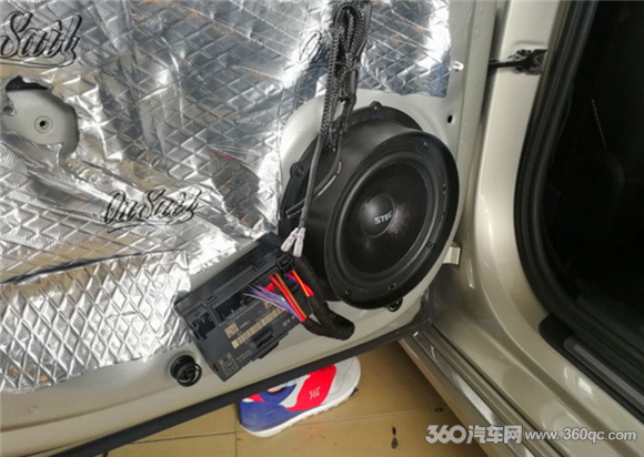 steg se650c中低音喇叭安装在汽车原位,喇叭的用料充足,做工精细.